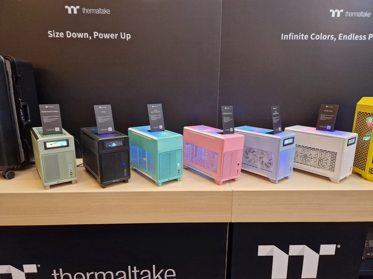 Tout plein de couleur chez Thermaltake, et c'est plus que sympathique