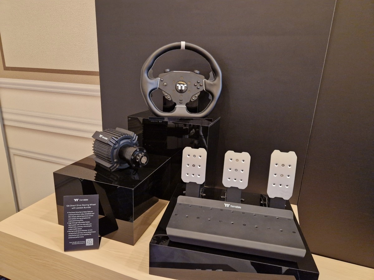 Thermaltake � fond dans le sim racing avec un bundle volant, moteur et p�dales
