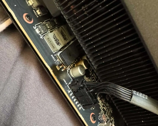 Attention, UNE, oui UNE, ASUS ROG Astral RTX 5090 a cram�, HORREUR MALHEUR