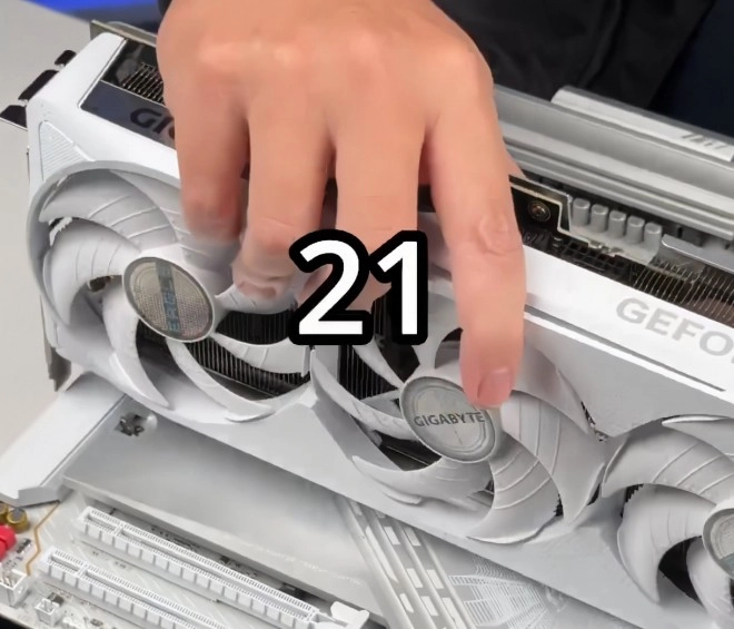 GIGABYTE d�montre que son syst�me EZ-Latch n'abime pas les cartes graphiques