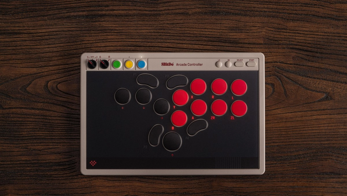 8BitDo se lance dans le stick arcade avec deux mod�les similaires, mais diff�rents