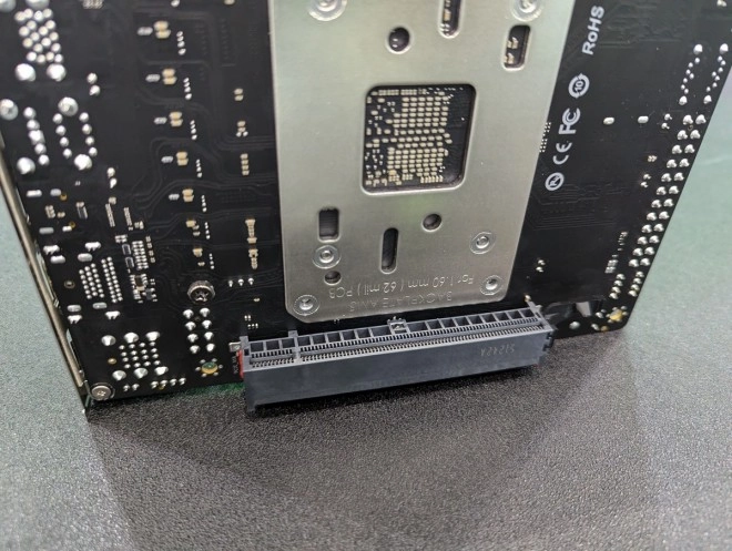 Computex 2025 : Deux cartes m�res ITX avec la carte graphique plac�e � l�arri�re chez Maxsun�!