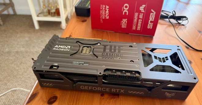 Exceptionnel, voil� la toute premi�re carte graphique AMD RADEON Geforce RTX par ASUS