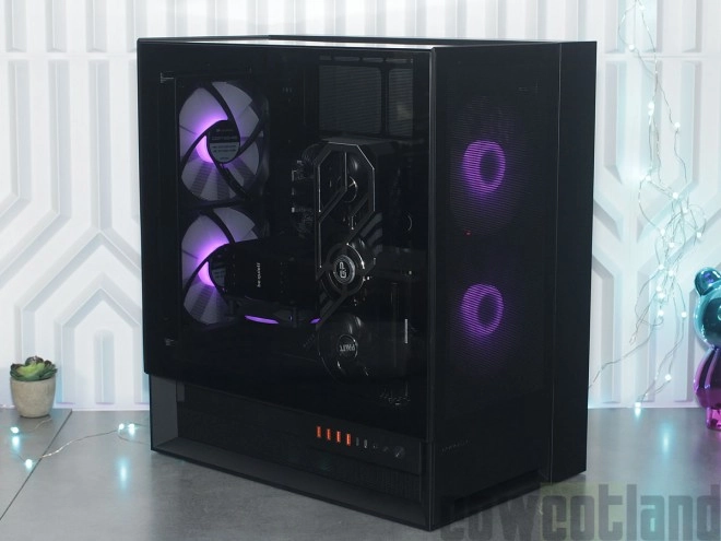 Test boitier COUGAR OMNYX : � gauche, au centre et m�me � droite