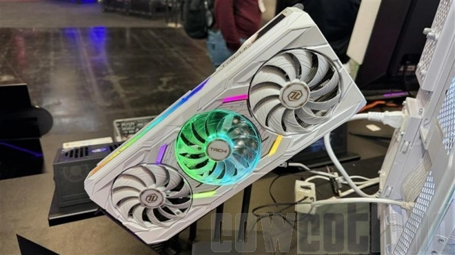 Gamescom 2025 : ASRock avec une sublime RX 9070 XT Taichi White dot�e d'un �cran !