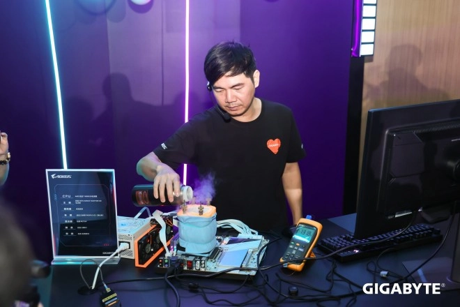 AMD Ryzen 7 9800X3D : record du monde � plus de 7,3 GHz avec une CM GIGABYTE X870 AORUS Tachyon