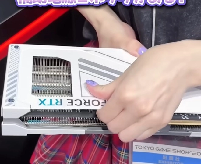 MSI songe �galement � cacher le connecteur d'alimentation de ses cartes graphiques