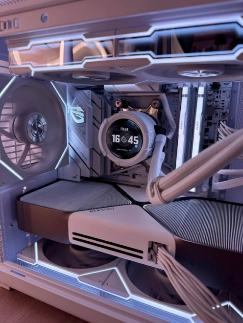 La RTX 5080 FE existe en version White !