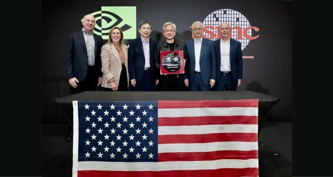 NVIDIA et TSMC c�l�brent le premier wafer Blackwell Made in USA