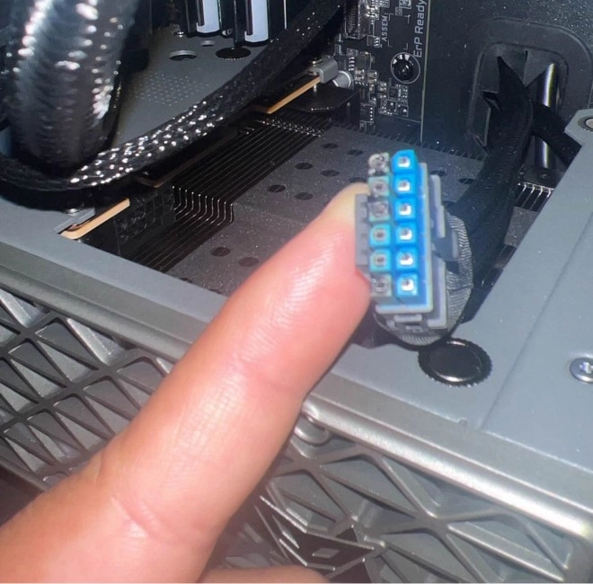 Horreur, malheur, le connecteur 12V-2x6 fond aussi chez Sapphire sur la RX 9070 XT...
