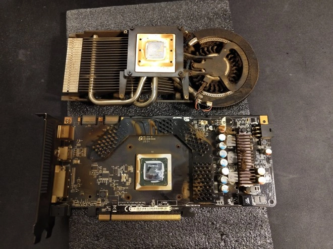 TROP BEURK cette CG ASUS ROG Matrix 9800 GT apr�s 10 ans de clopes et de poussi�re ???