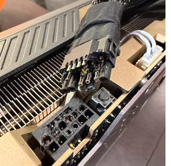 OUAH, le connecteur 12VHPWR de cette RTX 5090 est d�fonc� comme jamais, DINGUE !!!