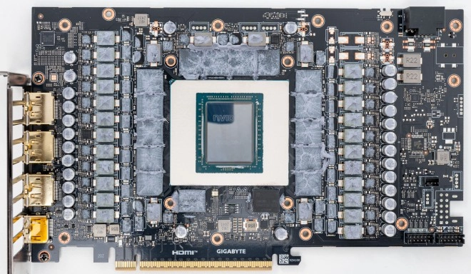 Un moddeur greffe un second connecteur 12 VHPWR sur sa carte GIGABYTE RTX 5090