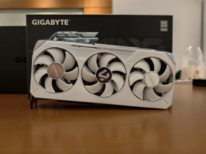 Au tour de la GIGABYTE Radeon RX 9070 XT GAMING OC ICE 16G