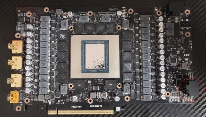 Un overclockeur greffe un deuxi�me connecteur 12 VHPWR sur sa AORUS GeForce RTX 5090 XTREME