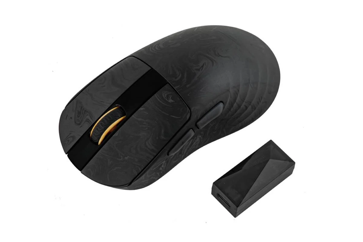 Epomaker Carbonis, une souris en fibre de carbone avec un �cran LCD