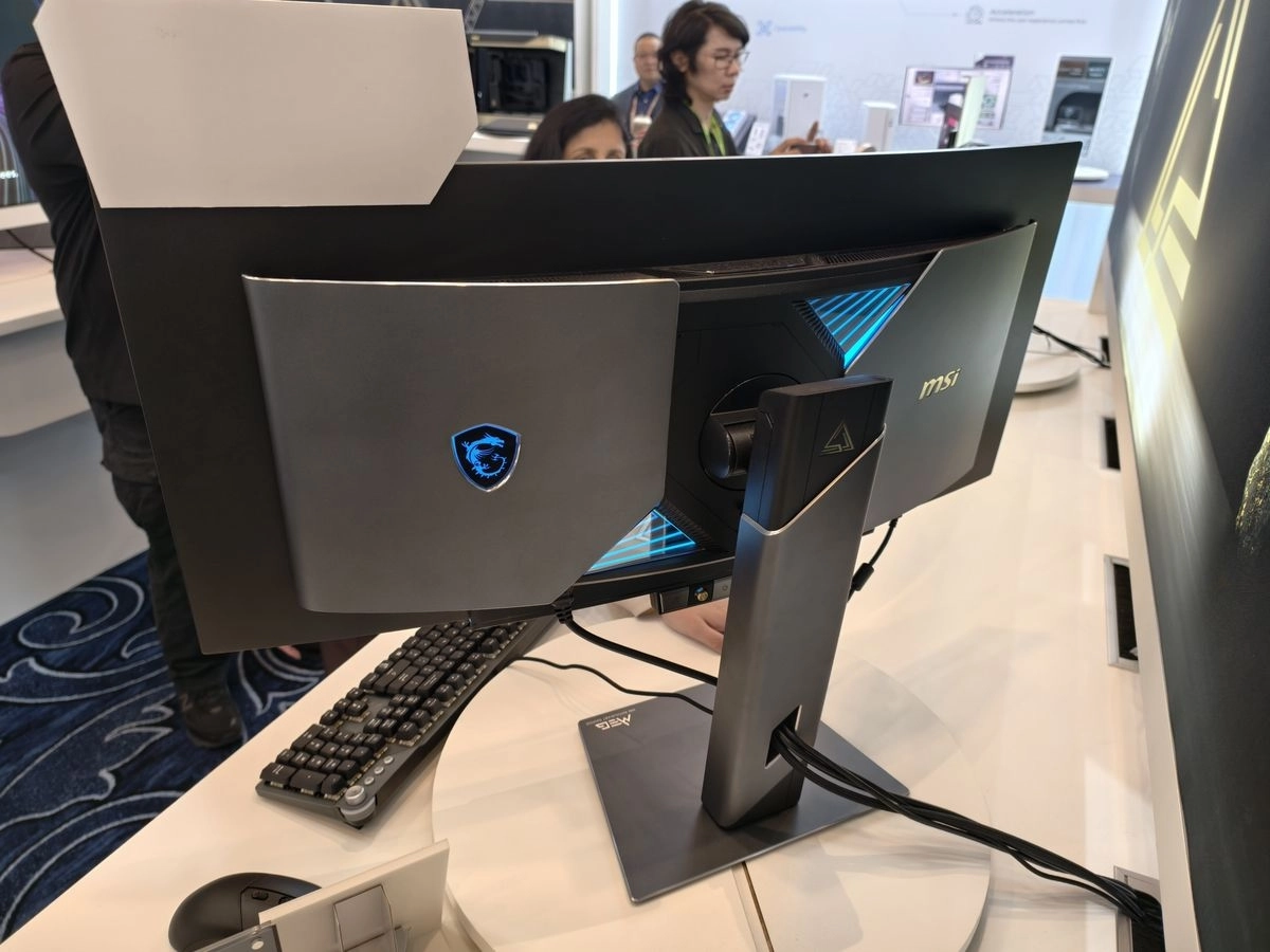 CES 2026 : MSI MEG X, un �cran tr�s original pour les tricheurs