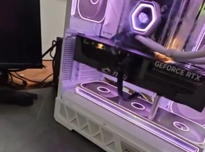 C'est maintenant une GeForce RTX 5090 qui prend feu en direct et pas qu'un peu !!!