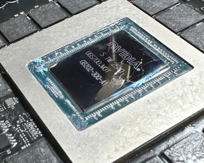 Cet overclocker est parvenu � fendre le GPU de sa RTX 5090 Lightning Z� en tentant un OC extr�me