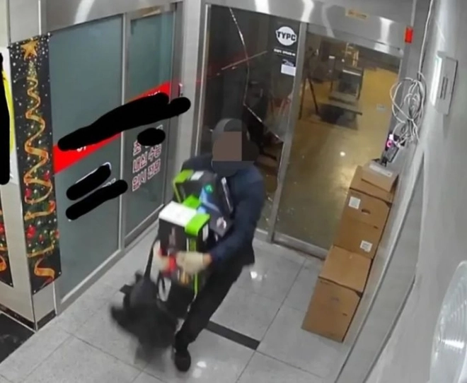 Il casse une vitrine au marteau et repart avec 15 000 dollars de RTX 5000 !!!
