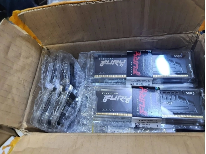 Le RAM jackpot de retour : 25 kg de retours Amazon et 40 barrettes DDR5 � l�int�rieur...