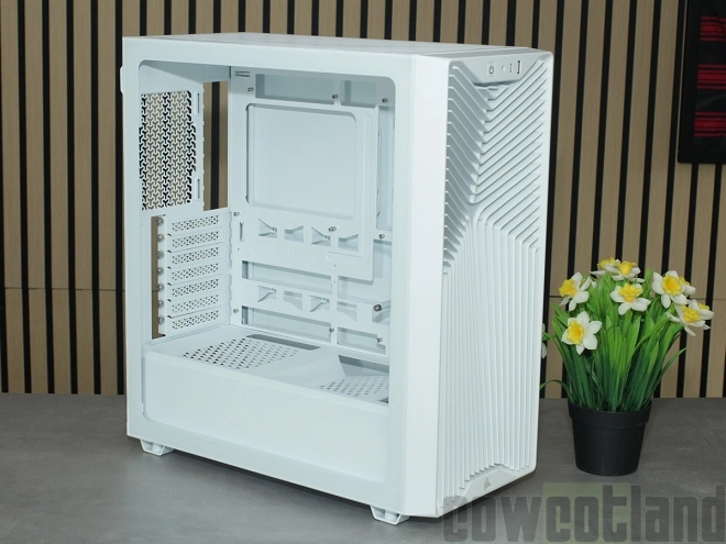 CORSAIR 3200D : un boitier ATX airflow, moderne et compatible BTF/PZ