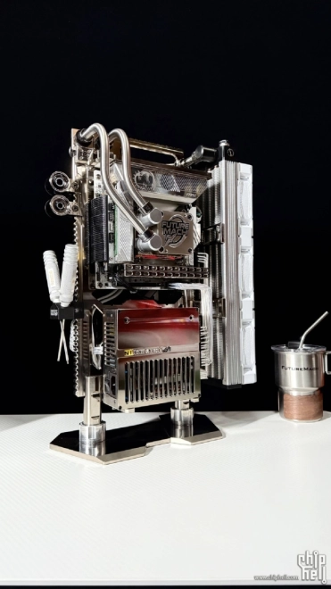 Intel UES : le mod Soft Tube Hardened Dark Style poursuit la s�rie des machines compactes du mercredi