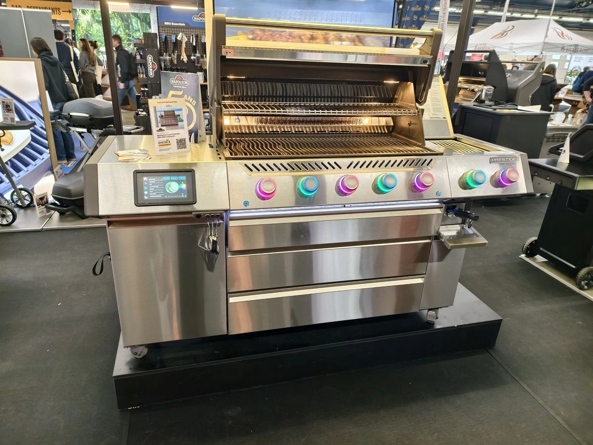 Napoleon Prestige Pro 665, le barbecue du gamer qui veut faire ressortir le grillardin qui est en lui