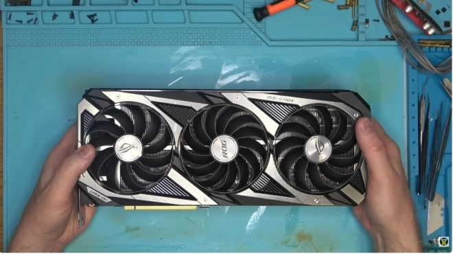 Une RTX 3090 ASUS ROG STRIX va au paradis des CG � cause d'une simple vis...