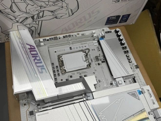 GIGABYTE Z890 AORUS TACHYON DUO X ICE : la TACHYON passe au CQDIMM et vise 10400 MT/s