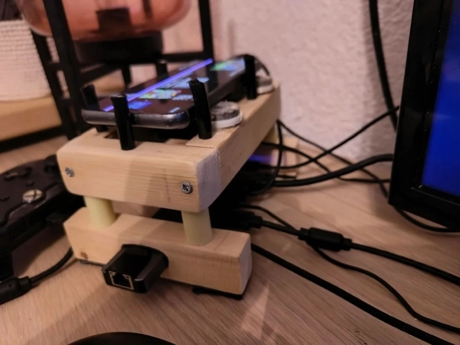 Il recycle un Pixel 8 � l'�cran d�fectueux en une console de salon, si si, le recyclage ultime ?