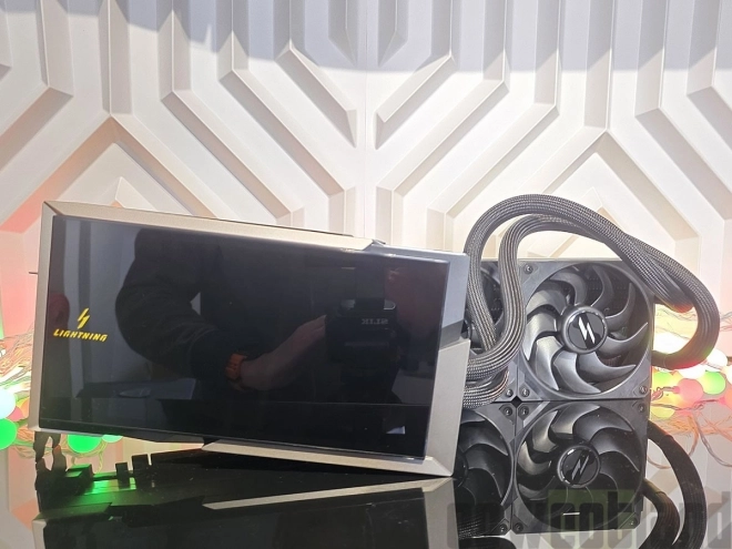 On teste la totalement d�mesur�e MSI GeForce RTX 5090 32G LIGHTNING Z !!!