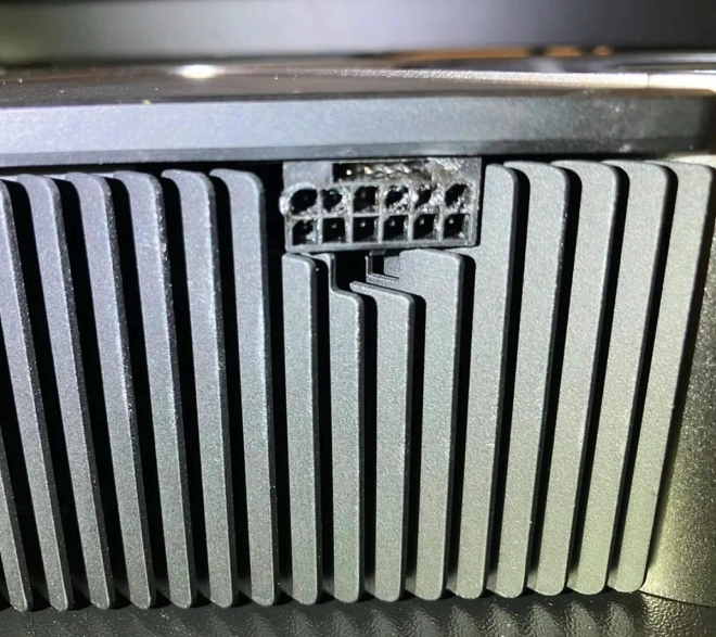 M�me le Corsair Power Bridge 12V-2x6 part en fum�e...