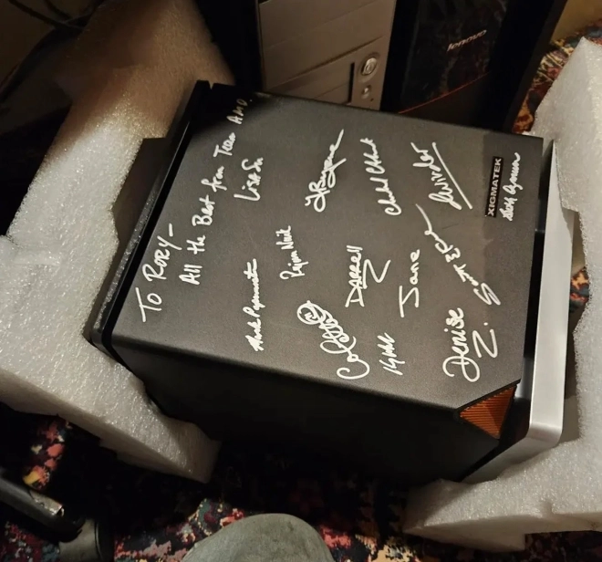 QUOI : Un PC sign� par Lisa Su retrouv� dans un sous-sol !!!