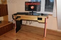 Mod XPC-Table : Un bureau en bois avec de l'eau