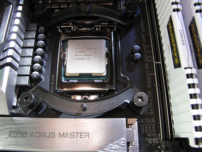 Vue sur le CPU, les entretoises du ventirad et la RAM.