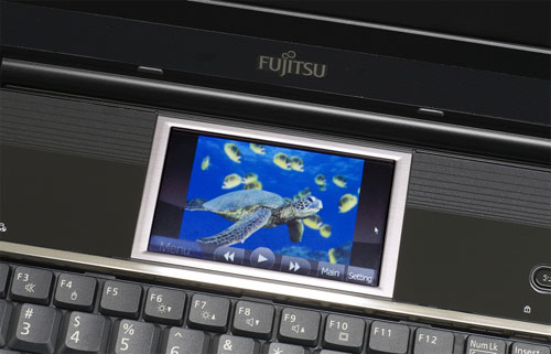 Fujitsu intgre 2 crans dans un portable