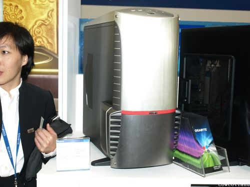 [CeBIT 2009] Gigabyte SUMO, un boitier au look improbable