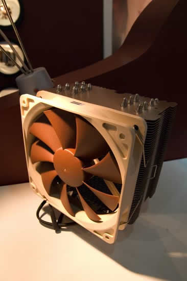 Et les gros Noctua du Computex ? Encore plus �norme !