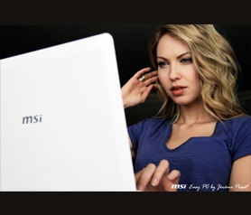Une MSI Girl + un notebook = un fond d'écran