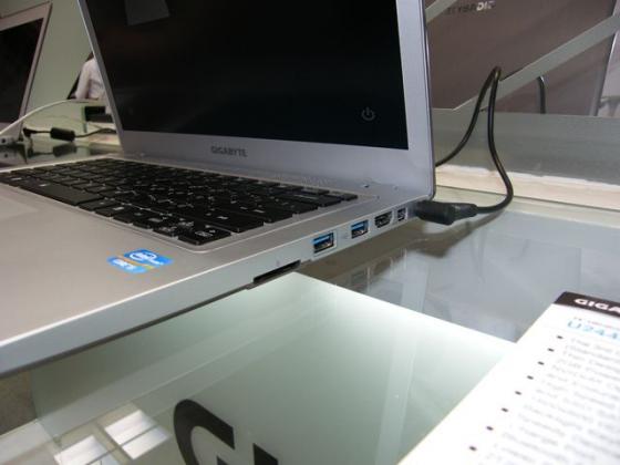[CeBIT 2012] Gigabyte : ah, des Mac sous Windows 8