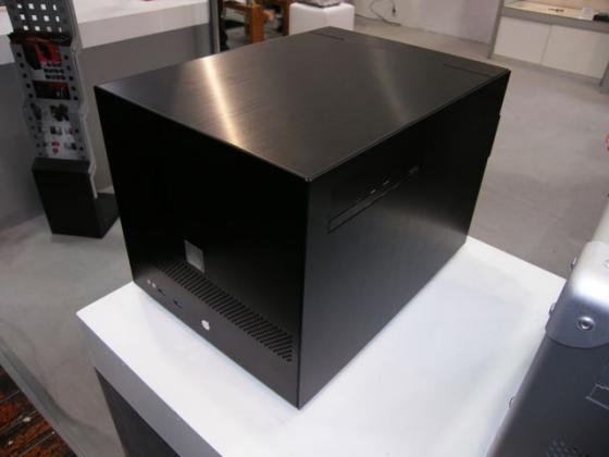 [CeBIT 2012] PC-V355, le retour du Lian Li cubique
