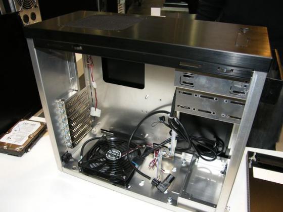 [CeBIT 2012] Lian Li PC-A06, on supprime le ventilateur arri�re