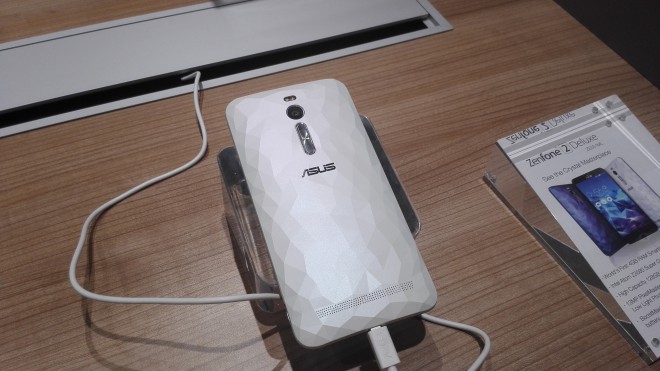 IFA 2015 : ASUS Zenfone 2 Deluxe, un design surprenant, mais... ifa 2015 asus zenfone 2 deluxe design surprenant mais