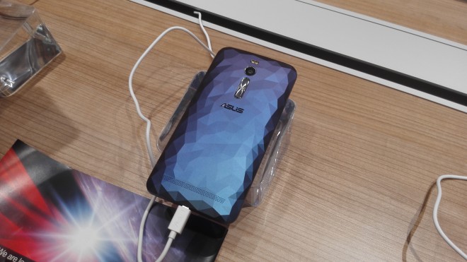 IFA 2015 : ASUS Zenfone 2 Deluxe, un design surprenant, mais... ifa 2015 asus zenfone 2 deluxe design surprenant mais