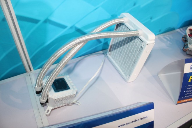 cebit 2016 pccooler freez liquid 120 240 blanc gaine nylon