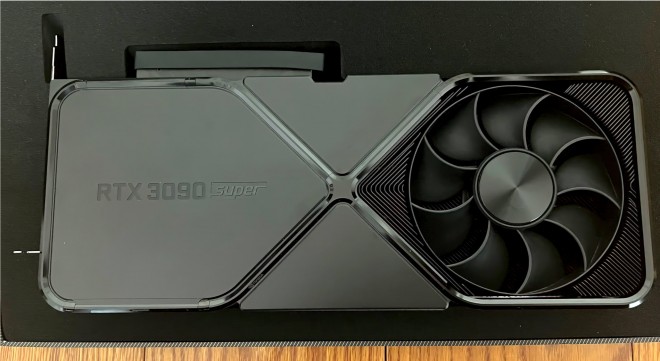 La NVIDIA GeForce RTX 3090 SUPER se montre encore