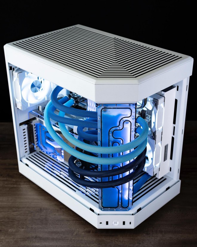 Le HYTE Y60 s'habille de bleu et blanc pour accompagner la sortie du processeur Intel Core i9-14900H.