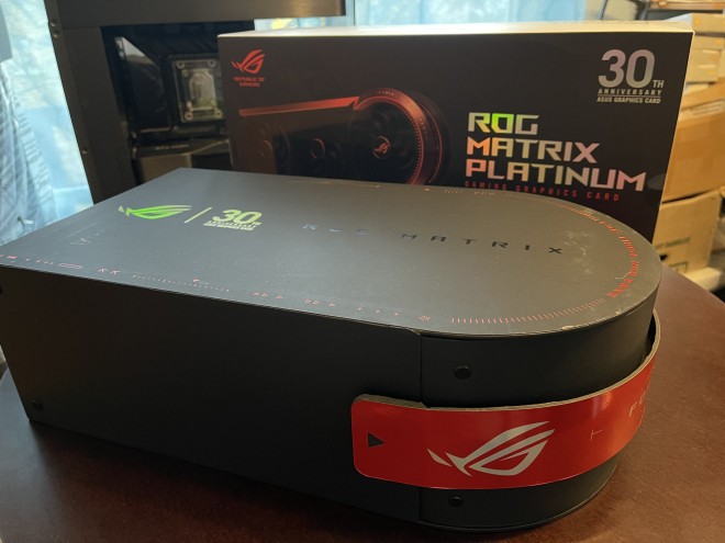Hop, un petit unboxing de la ROG Matrix GeForce RTX 5090 Édition limitée 30e anniversaire d'ASUS