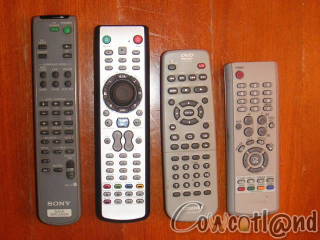 Tlcommandes Elle est grande, non ?
De gauche  droite : kit son Sony, iMon, lecteur DVD Toshiba et enfin tlviseur Samsung.